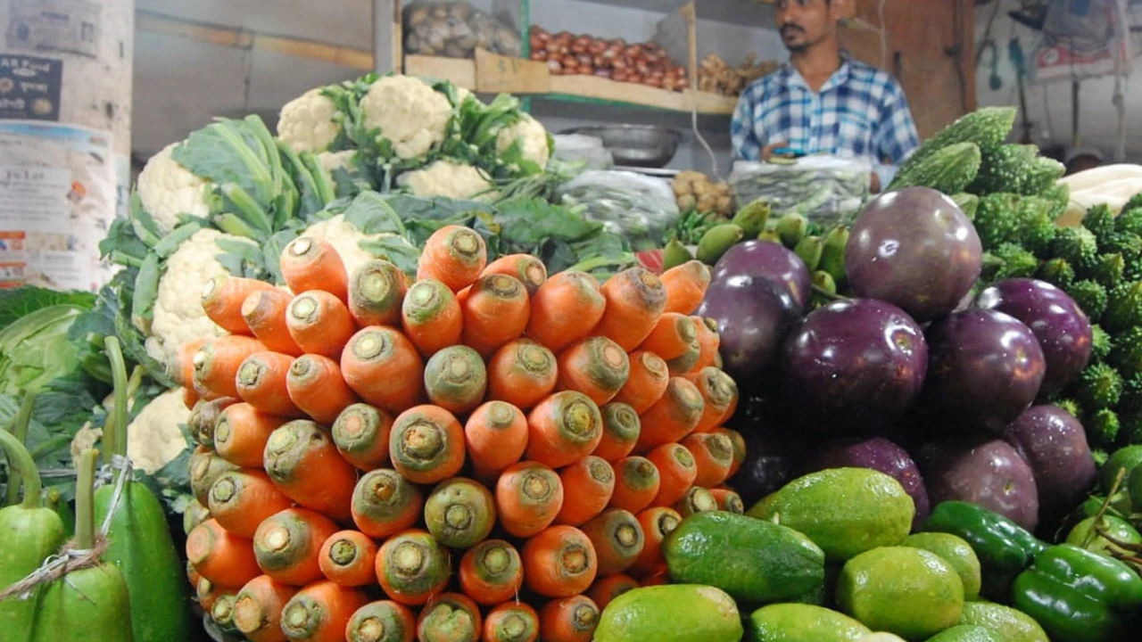 শীতকালীন সবজিতে স্বস্তি, বেড়েছে আটার দাম
