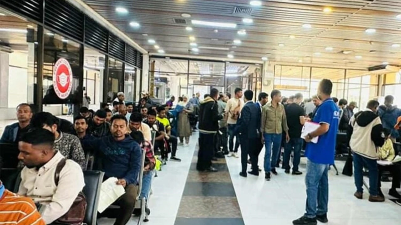 লিবিয়া থেকে ফিরলেন ৩১০ বাংলাদেশি