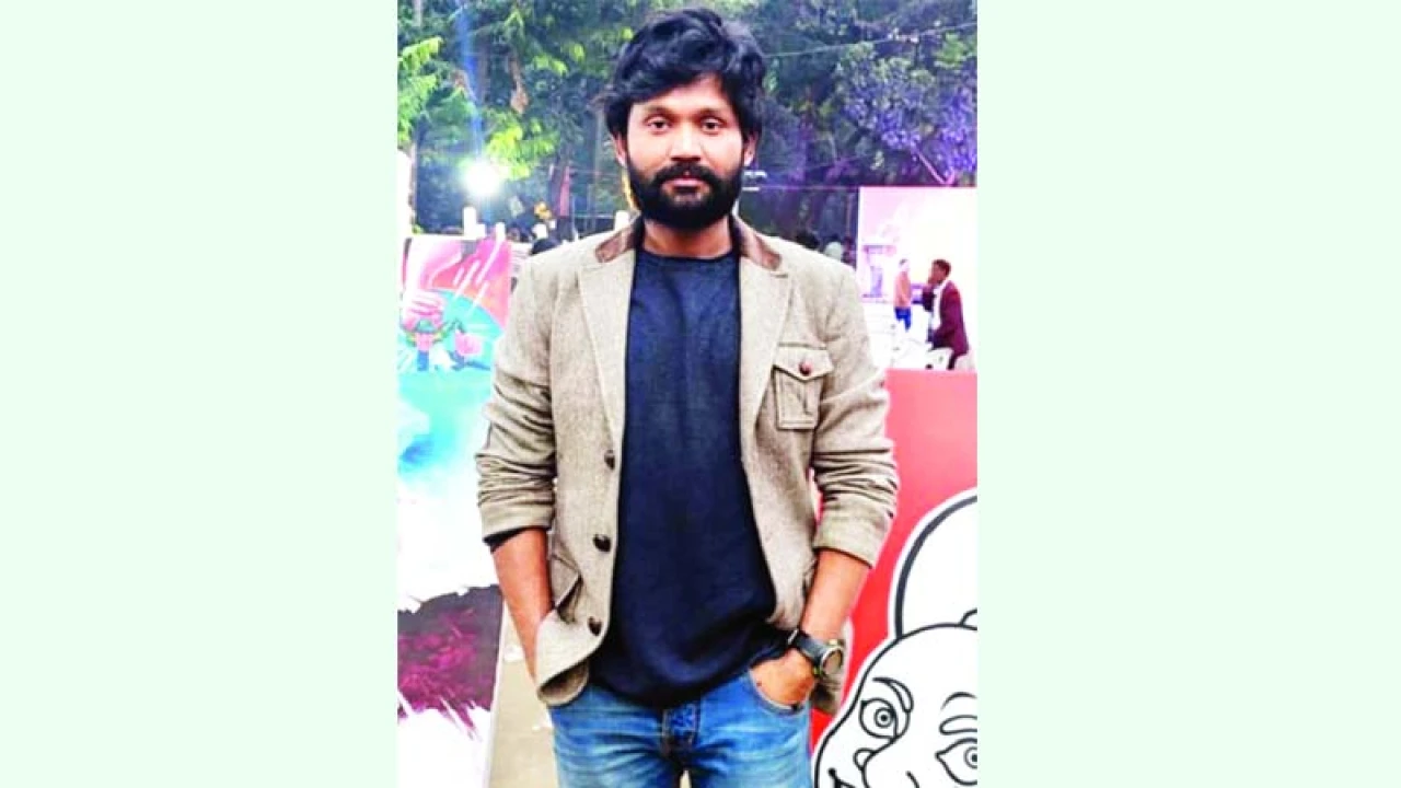 এবার সুরেশ দত্ত সম্মাননা তুলে দিচ্ছি আবুল হায়াতের হাতে