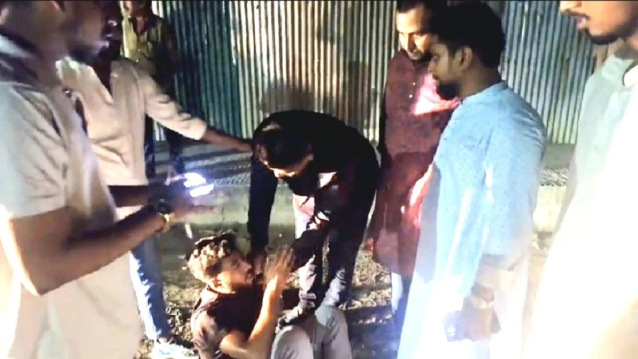 গভীর রাতে নিষিদ্ধ ছাত্রলীগের মশাল মিছিল, আটক ৫