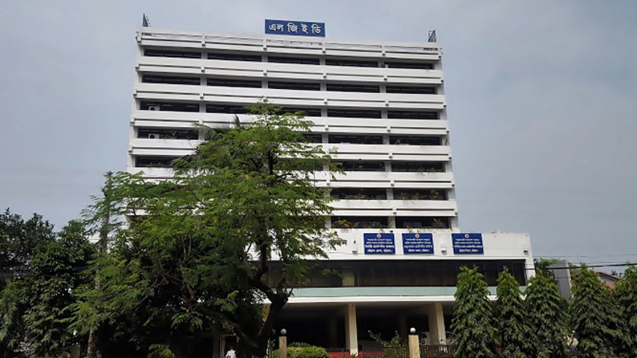 প্রকৌশলীর কাজ করেন সার্ভেয়ার মোরশেদ 