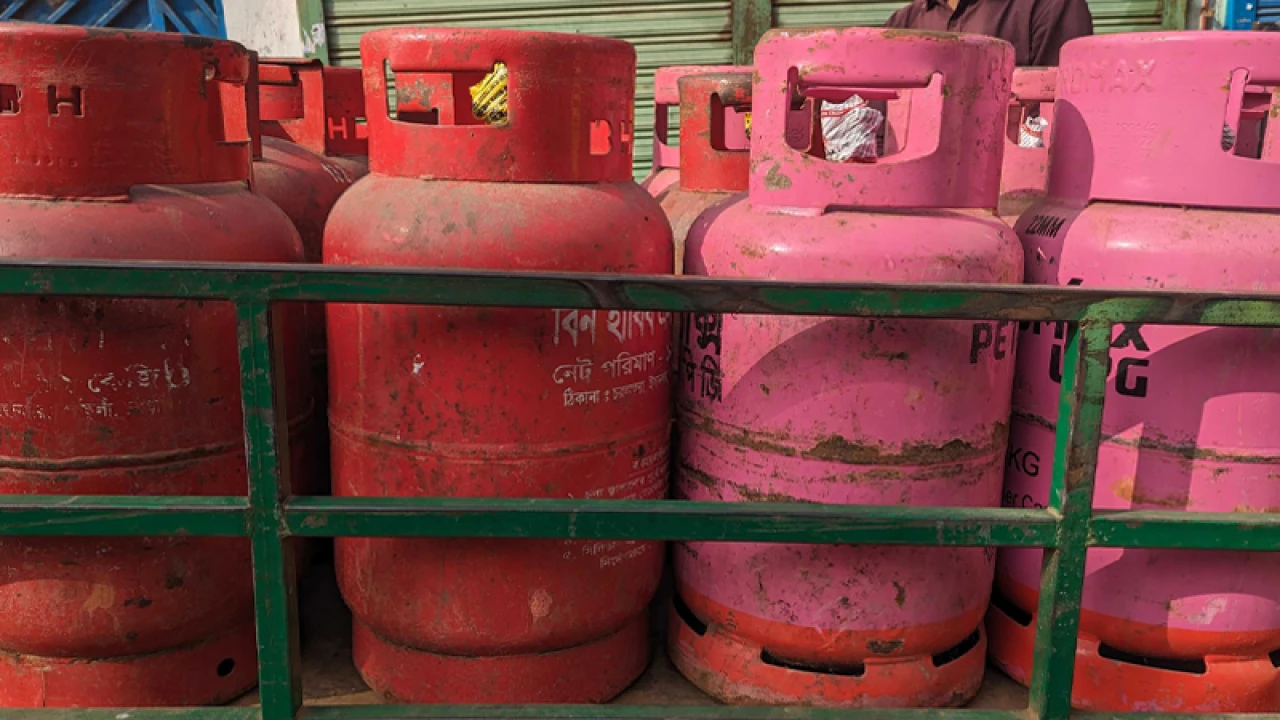 এলপি গ্যাসের দাম বাড়বে না কমবে, জানা যাবে বিকেলে