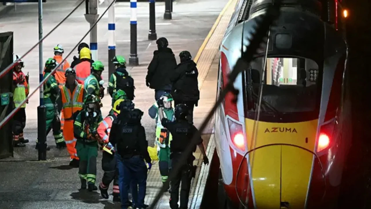 যুক্তরাজ্যে চলন্ত ট্রেনে ছুরি হামলা, গুরুতর আহত ৯