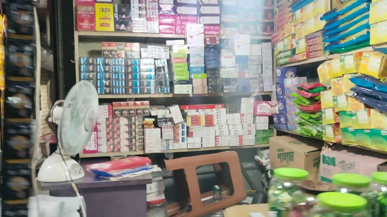 অবৈধ সিগারেট বাণিজ্যের ‘হাব’ রিয়াজউদ্দিন বাজার!