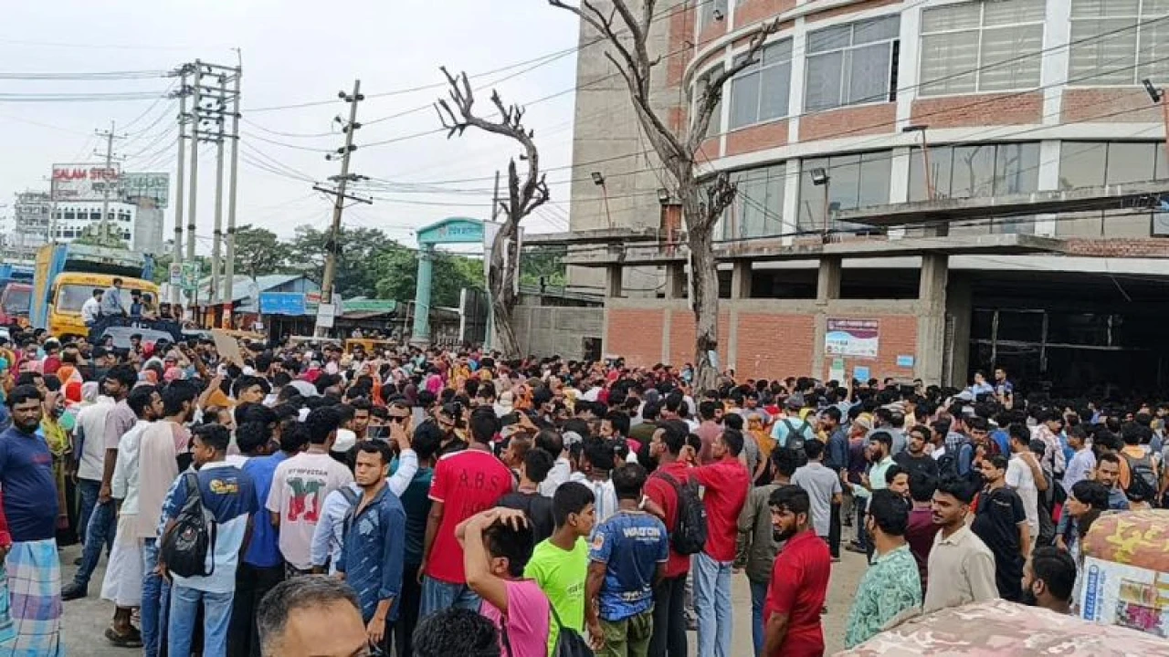 কর্মরত অবস্থায় নারী সহকর্মীর মৃত্যু, মহাসড়ক অবরোধ পোশাক শ্রমিকদের