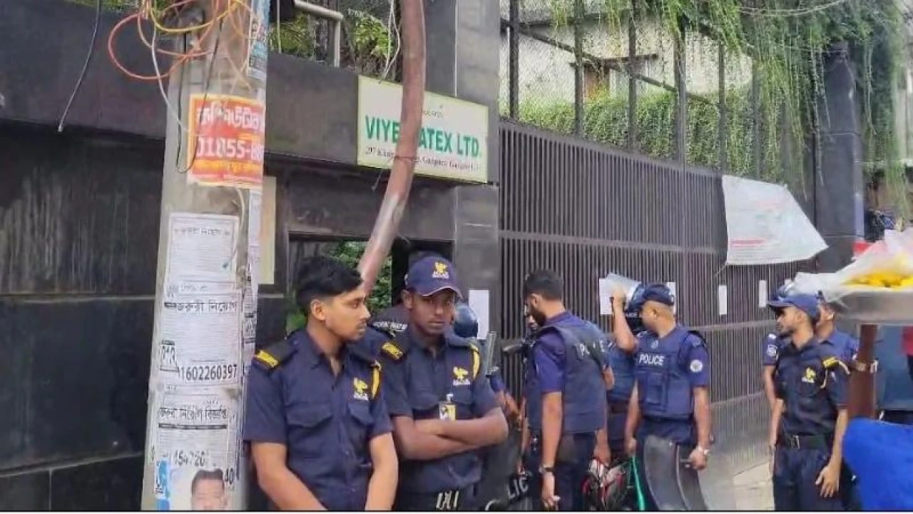 টঙ্গীতে এক পোশাক কারখানা বন্ধ ঘোষণা, শ্রমিকদের বিক্ষোভ 
