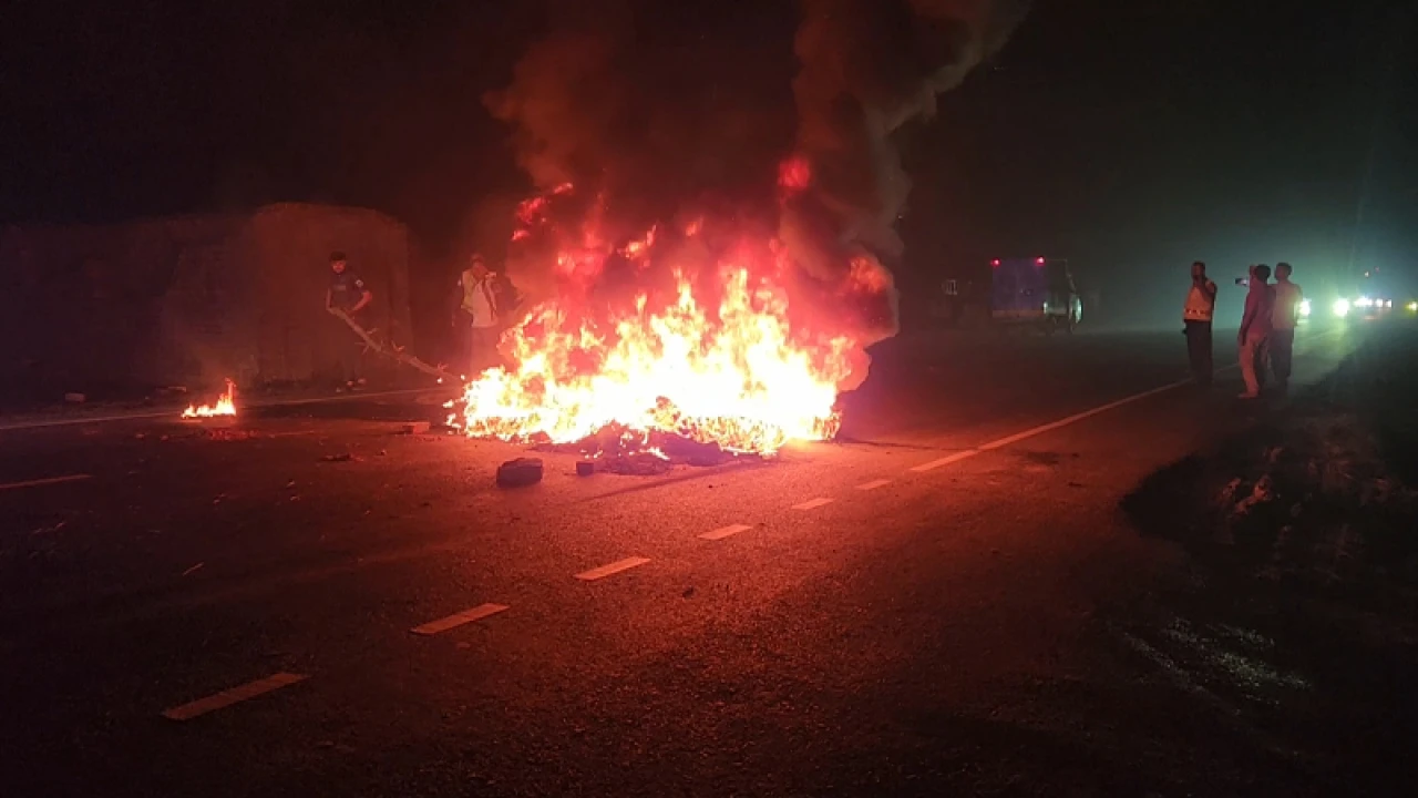 নাটোরে মহাসড়কে মনোনয়ন বঞ্চিত রাজনের সমর্থকদের প্রতিবাদ