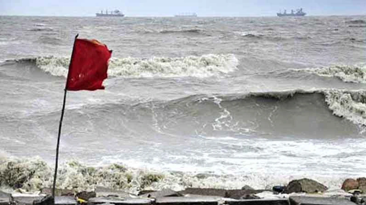 সাগরে লঘুচাপ, দুই বন্দরে সতর্কসংকেত