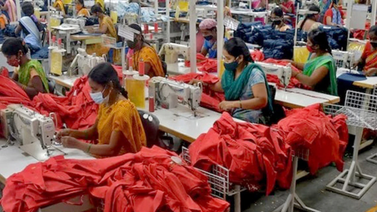 বিপদ জেঁকে বসেছে পোশাক খাতে