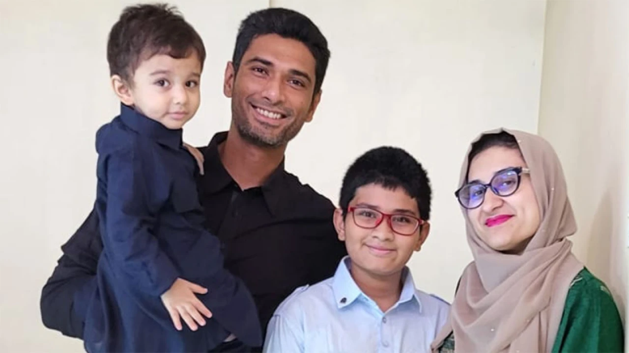 স্ত্রীর কাছে বিদায় নেন মাহমুদউল্লাহ