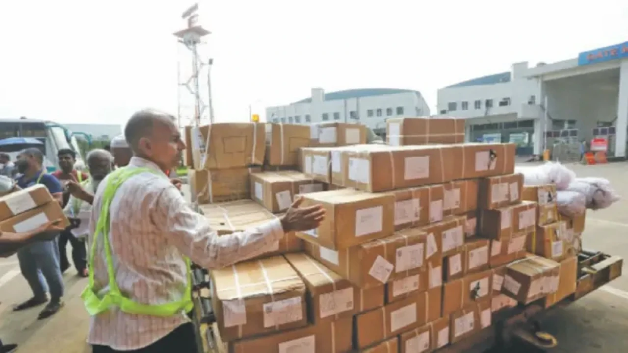 ট্রলি সংকটে বিমান থেকে পণ্য খালাসে জট