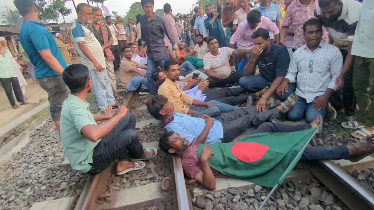 প্রার্থী প্রত্যাহারের দাবিতে রেলপথে শুয়ে পড়লেন মনোনয়ন বঞ্চিতের সমর্থকেরা