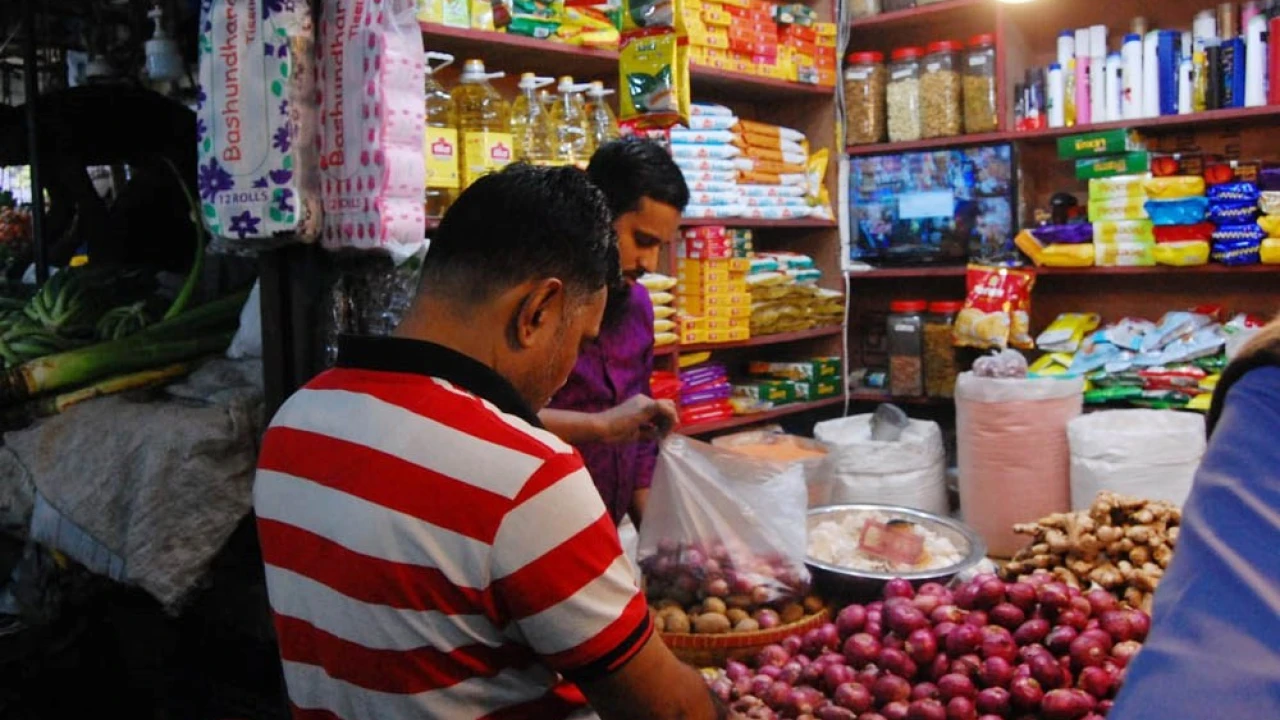 হঠাৎ পেঁয়াজে বাড়তি ঝাঁজ, কমেছে চাল-ডিমের দাম