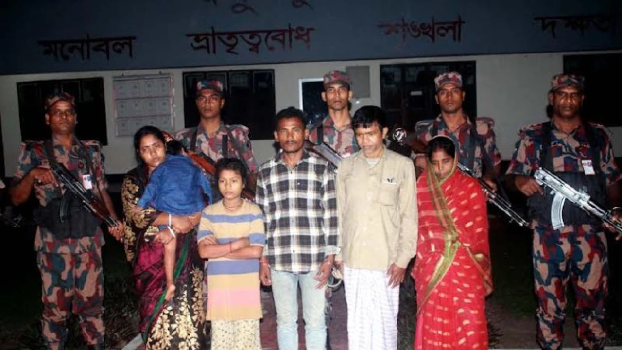 পাচারকালে ভারতীয়সহ আটক ৬