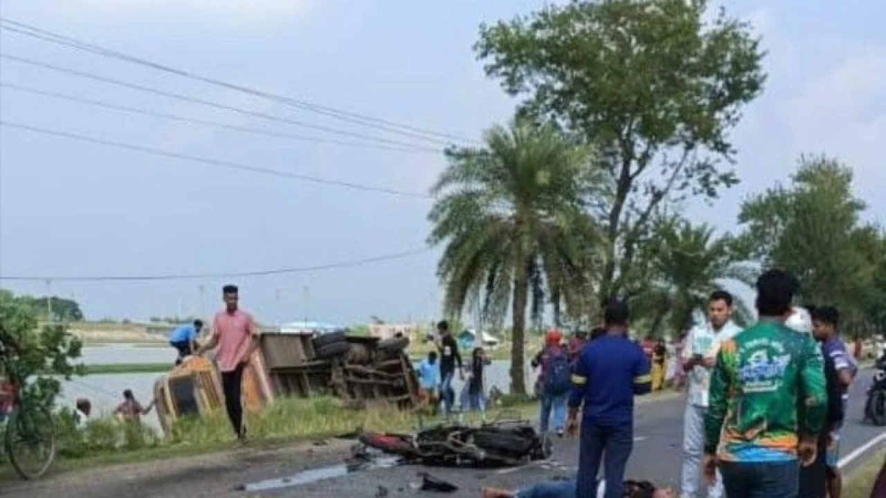 মোংলা-খুলনা মহাসড়কে বাস উল্টে নিহত ২, আহত ৭ 