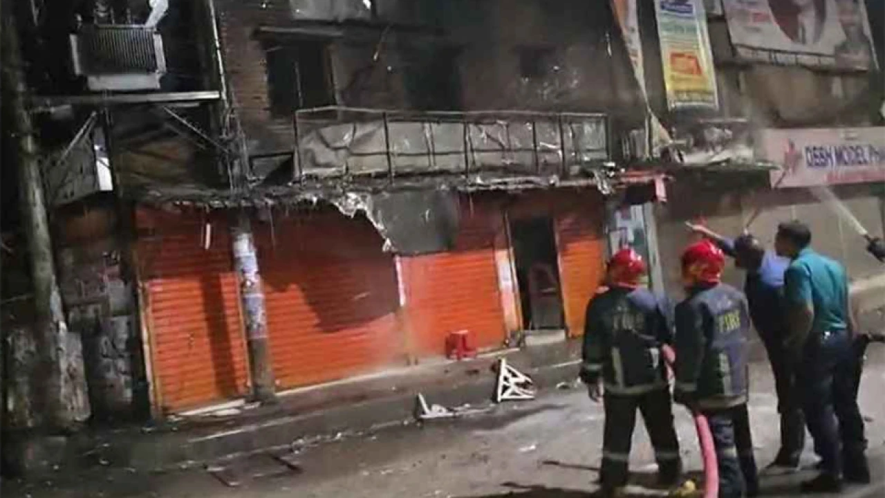 গভীর রাতে বংশালের মিষ্টির দোকানে আগুন