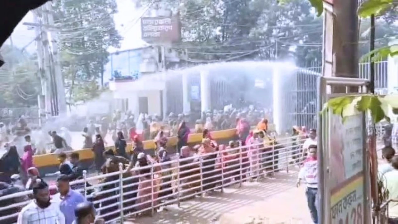 বকেয়া বেতনের দাবিতে মহাসড়কে বিক্ষোভ, পুলিশের টিয়ারশেল-লাঠিচার্জে আহত ১০ শ্রমিক