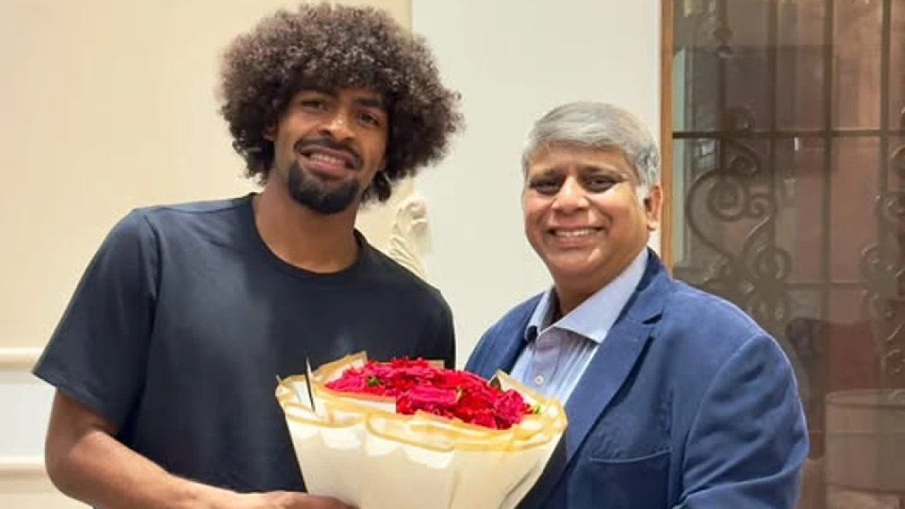 ফ্লাইট মিস করে দেরিতে ঢাকায় হামজা