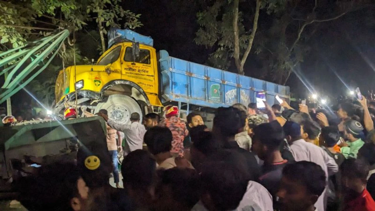 কুমিল্লায় ট্রাক-সিএনজি-অটোরিকশার ত্রিমুখী সংঘর্ষে নিহত ৩