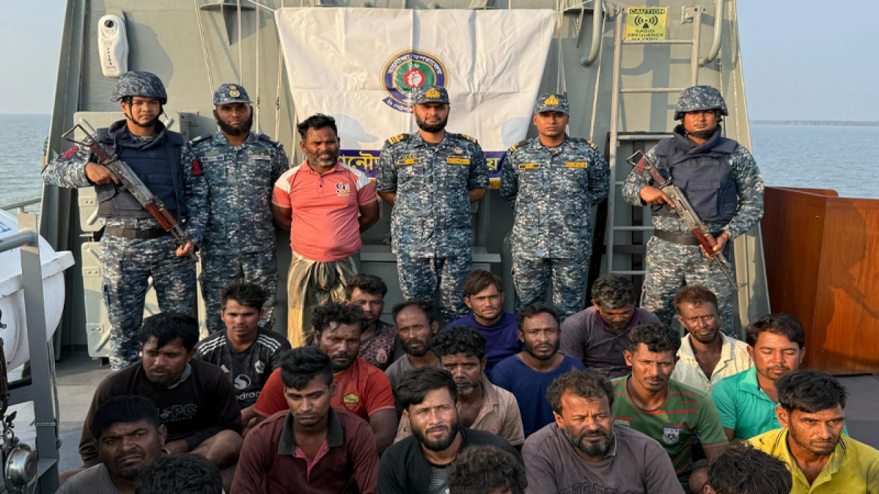 বঙ্গোপসাগরে ভাসতে থাকা ২৪ জেলেকে উদ্ধার করেছে নৌবাহিনী