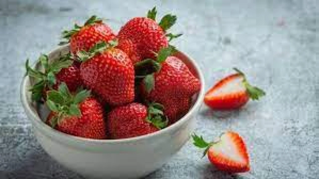 শীতে রোজ কেন খাবেন স্ট্রবেরি