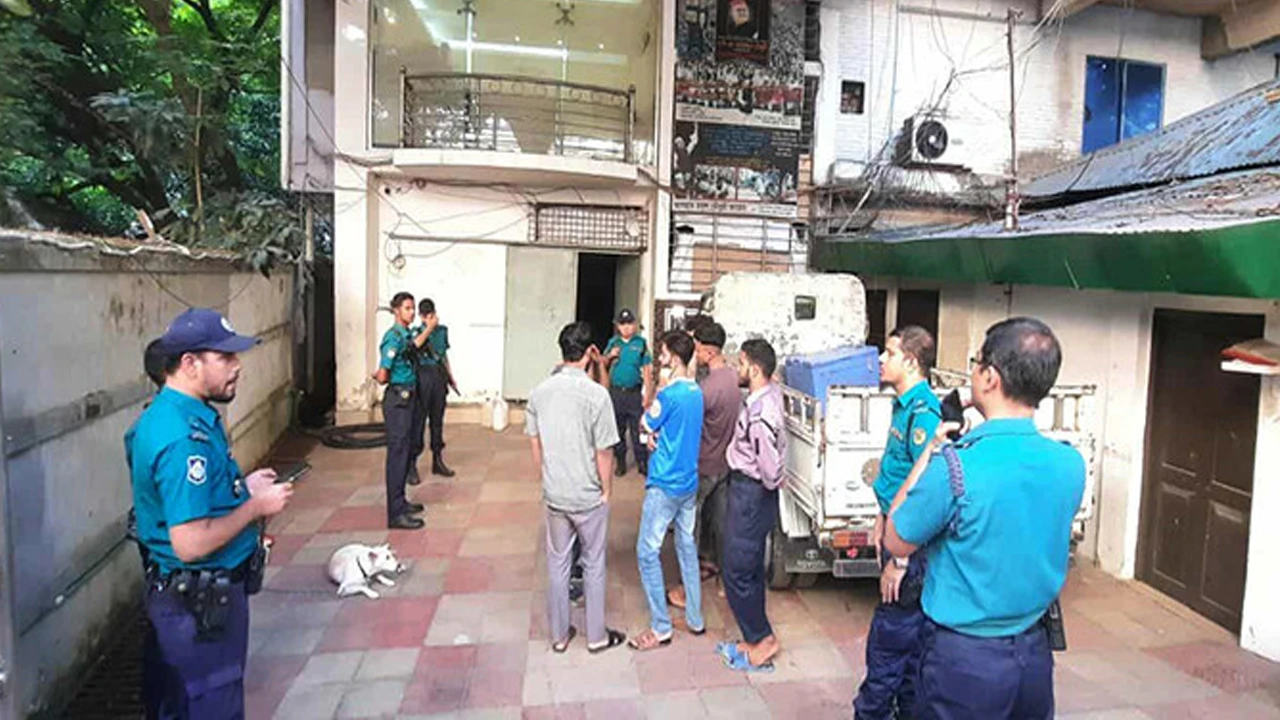 সাবেক শিক্ষামন্ত্রী নওফেলের বাড়িতে পুলিশের অভিযান, আটক ৭