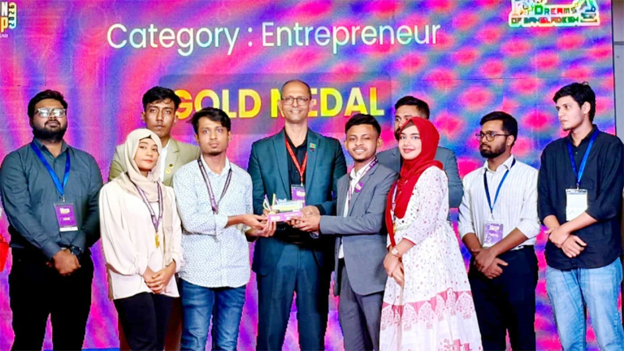 ইউআইটিএস শিক্ষার্থীদের আন্তর্জাতিক সাফল্য: ইনোভেশন ওয়ার্ল্ড কাপে স্বর্ণপদক অর্জন