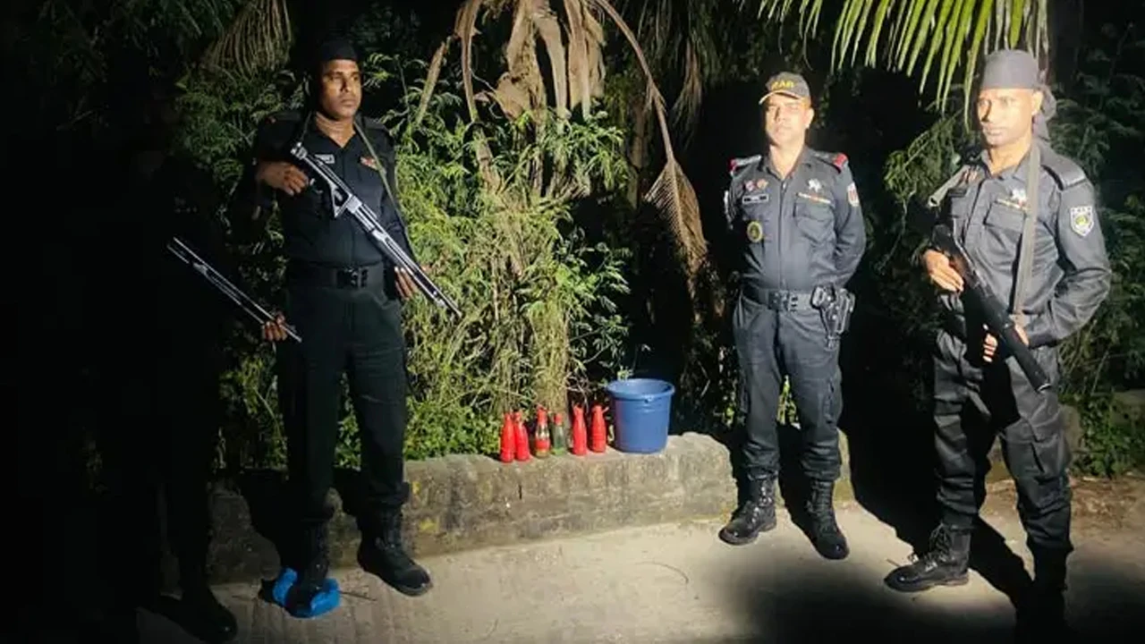 রায়েরবাজার কবরস্থান এলাকা থেকে ৬ পেট্রোলবোমা, ৪ ককটেল উদ্ধার