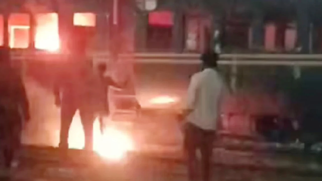 তেজগাঁওয়ে ট্রেনের পরিত্যক্ত বগিতে আগুন