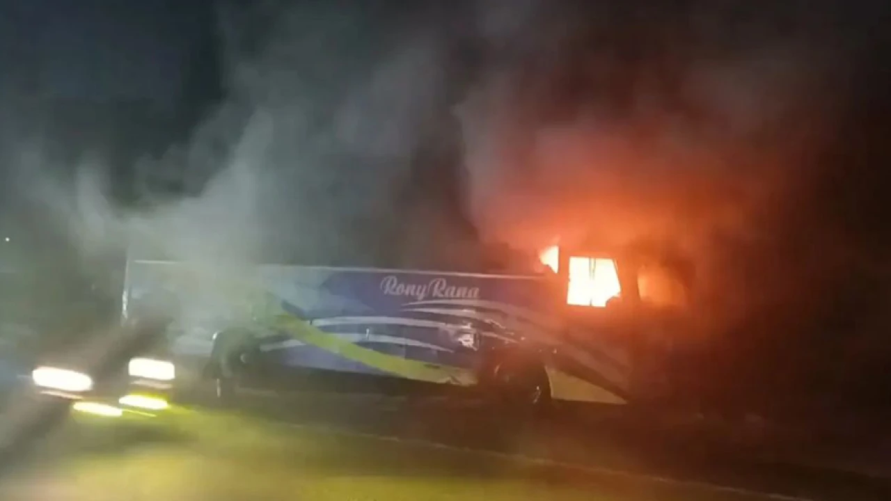 ফেনীতে দাঁড়িয়ে থাকা বাসে আগুন