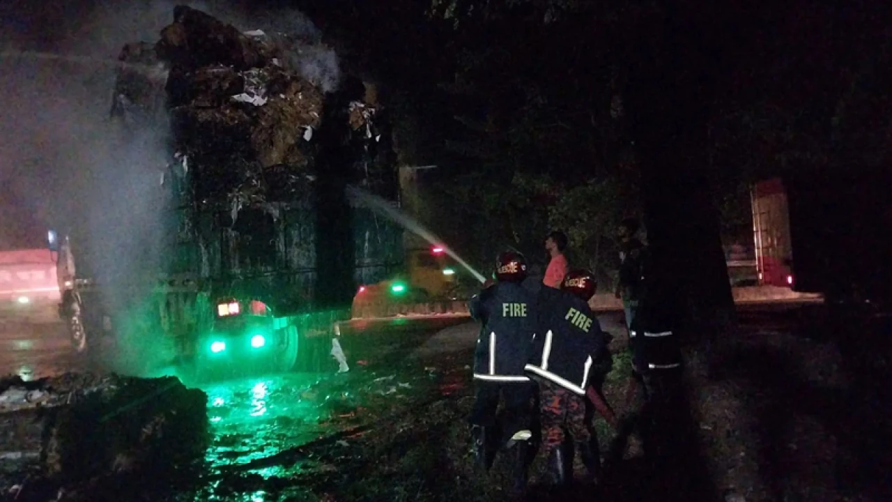 গজারিয়ায় থেমে থাকা ট্রাকে আগুন