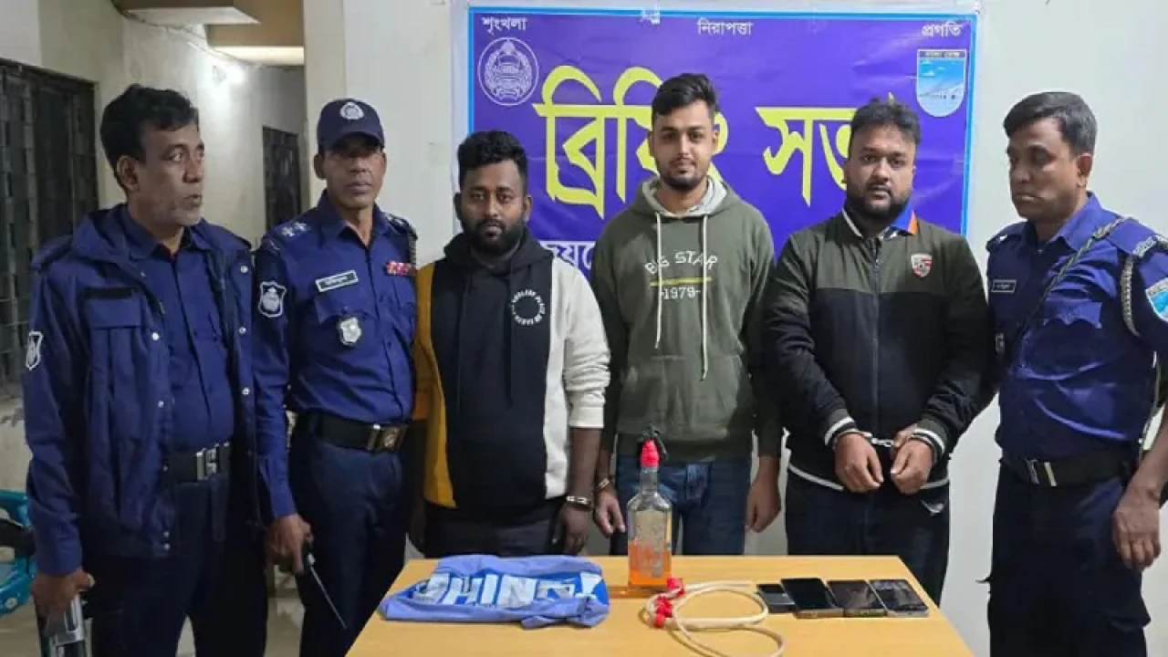 পেট্রল বোমাসহ নিষিদ্ধ ছাত্রলীগ-স্বেচ্ছাসেবক লীগের ৩ নেতা গ্রেপ্তার 
