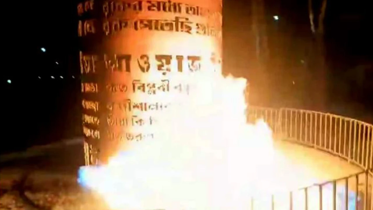 বরগুনায় জুলাই স্মৃতিস্তম্ভে অগ্নিসংযোগ