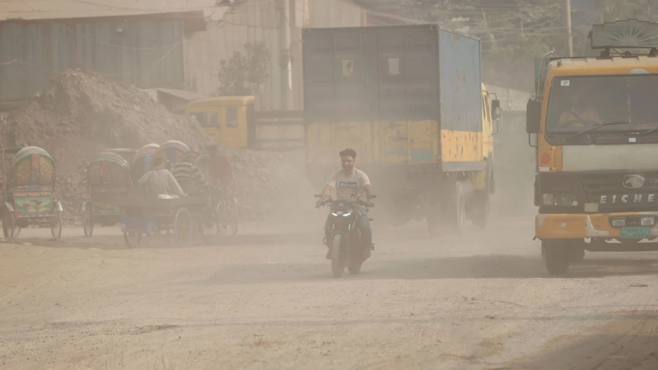 বিপজ্জনক বায়ুদূষণ দিল্লিতে, ঢাকার খবর কী?