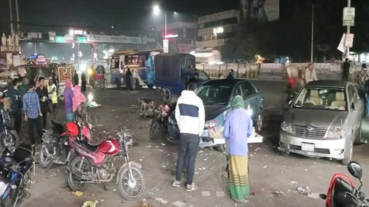 মানিকগঞ্জে চলন্ত পিকআপ থেকে ককটেল বিস্ফোরণ