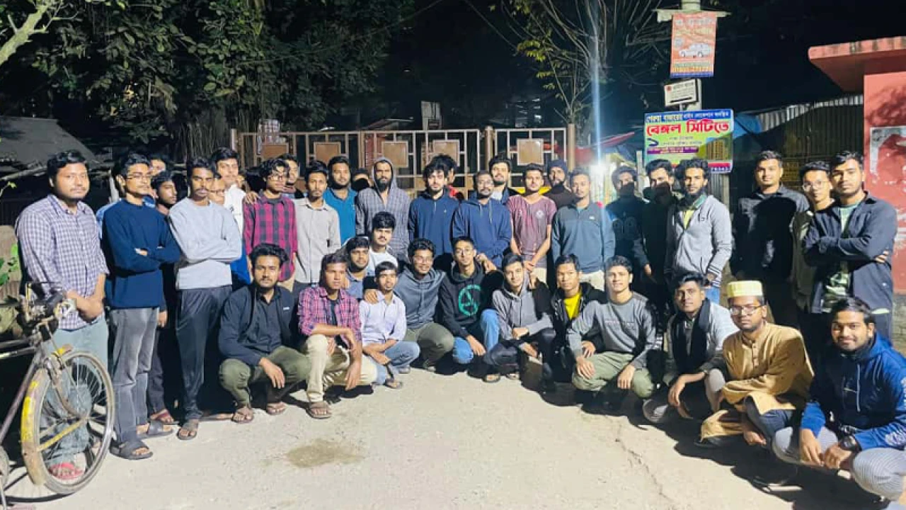 জাবির ফটকগুলোতে শিক্ষার্থীদের অবস্থান কর্মসূচি