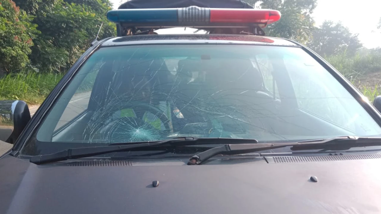 শরিয়তপুরে পুলিশের গাড়িতে ককটেল, আটক ৩