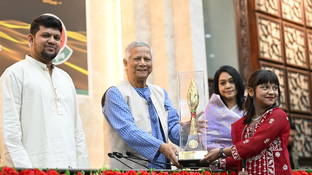 নতুন কুঁড়ির বিজয়ীদের হাতে পুরস্কার তুলে দিলেন প্রধান উপদেষ্টা