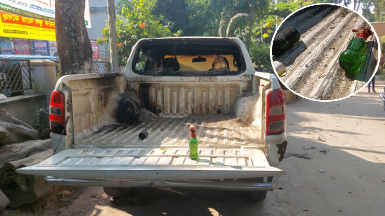 গোপালগঞ্জে গণপূর্ত ভবনের সামনে পেট্রল বোমা, পিকআপে আগুন