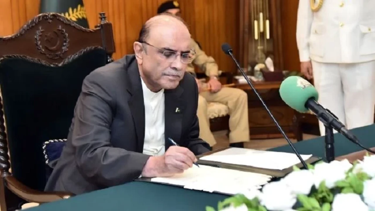 পাকিস্তানে বাড়ল সেনাপ্রধানের ক্ষমতা, কমল সুপ্রিম কোর্টের