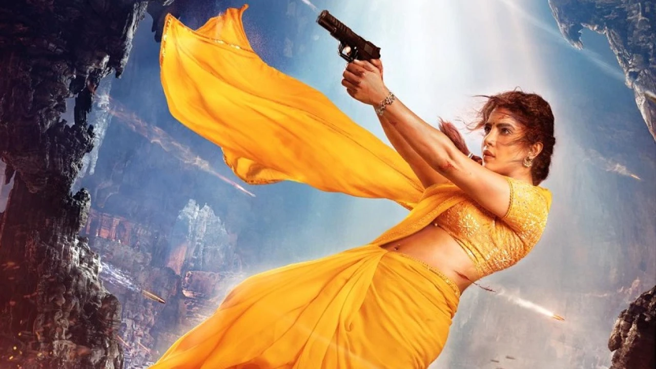 হলুদ শাড়ি, হাতে পিস্তল, নতুন রূপে চমকে দিলেন প্রিয়াঙ্কা