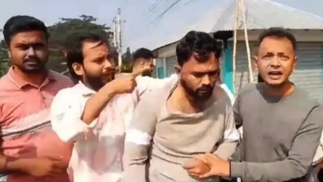 সড়কে টায়ারে জ্বালিয়ে ফেরার পথে আ.লীগ নেতাসহ আটক ৩