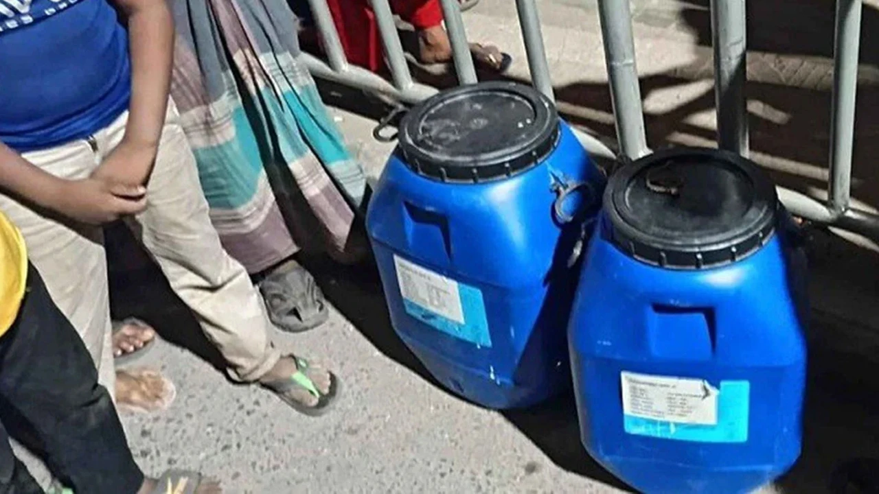 ভ্যানে করে এনে মরদেহ রাখা হয় জাতীয় ঈদগাহ ময়দানের সামনে 