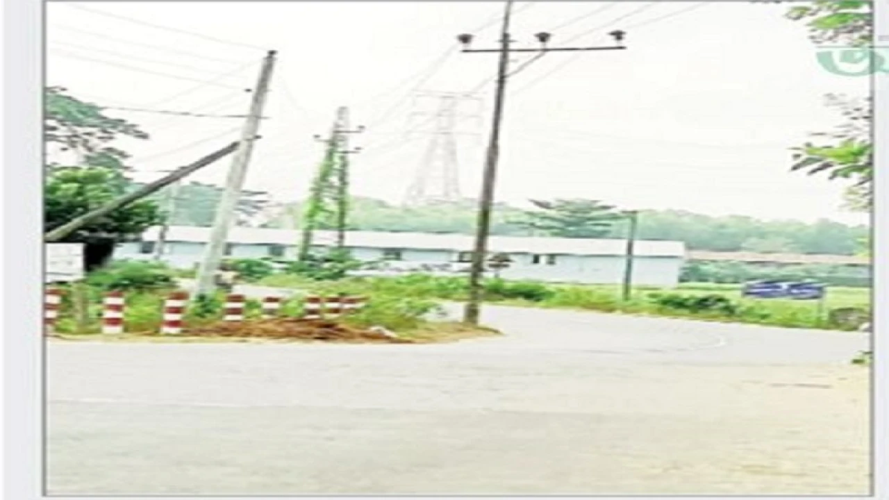 সড়কে বৈদ্যুতিক খুঁটি ও বাঁকে বাড়ছে দুর্ঘটনা 