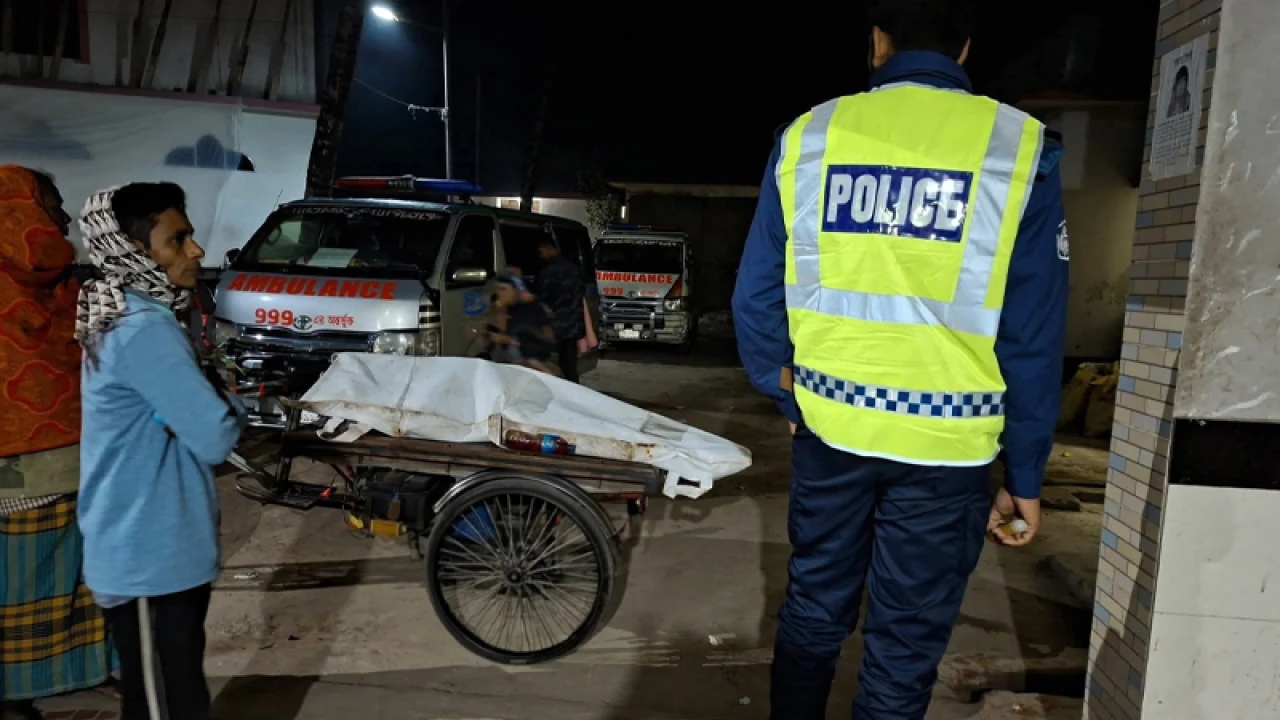 বাস নিয়ন্ত্রণ হারিয়ে গাছের সঙ্গে ধাক্কা, নিহত ২