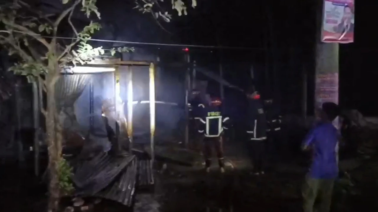 লক্ষ্মীপুরে আগুনে পুড়েছে ৬ দোকান