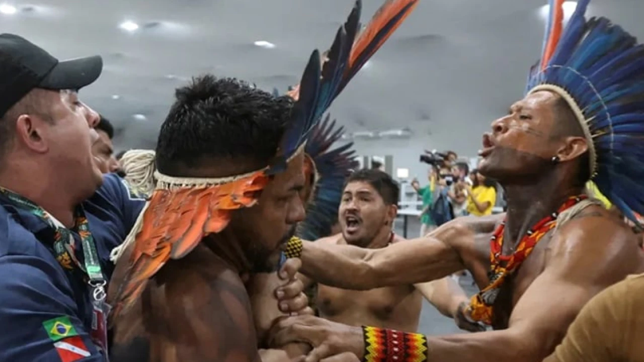 জলবায়ু সম্মেলনের প্রবেশপথ অবরোধ করল আদিবাসী বিক্ষোভকারীরা