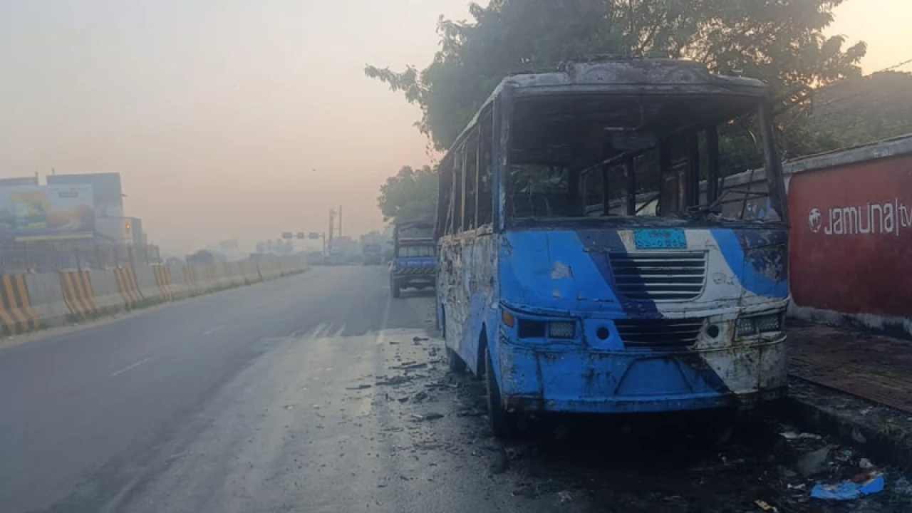 নারায়ণগঞ্জে সড়কের পাশে থাকা মিনিবাসে আগুন