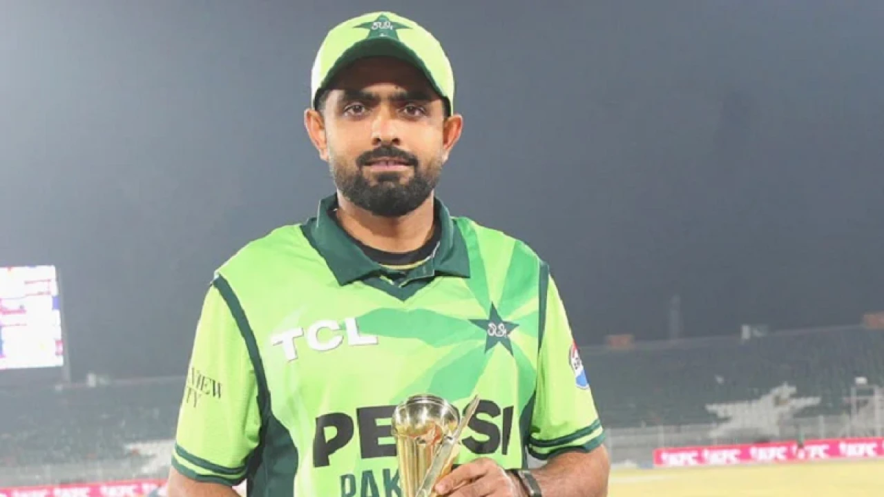 সেঞ্চুরি খরা কাটিয়ে ডি ভিলিয়ার্সকে পেছনে ফেললেন বাবর