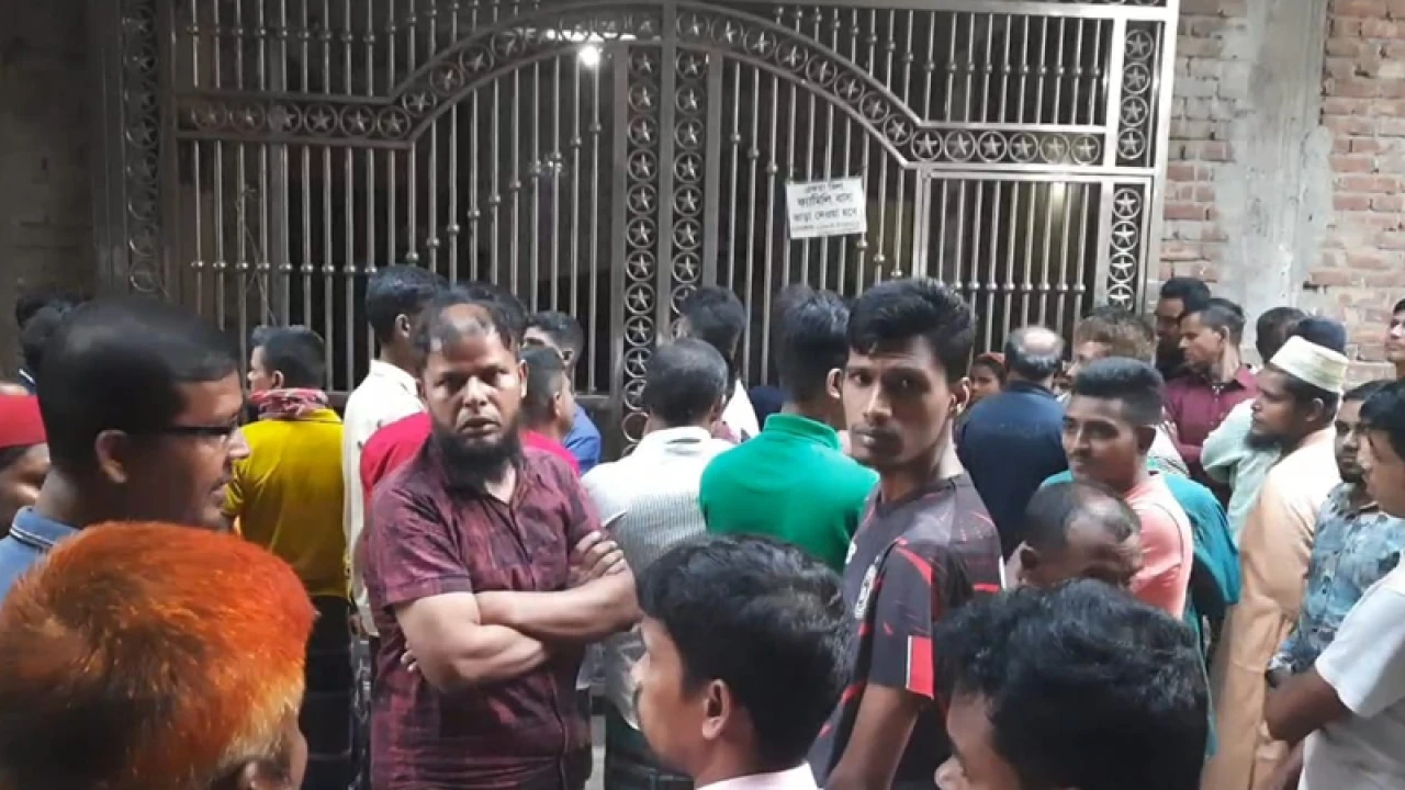 স্ত্রীর গলাকাটা মরদেহের পাশেই পড়ে ছিলেন আহত স্বামী